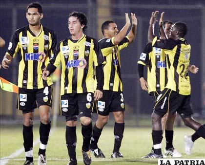 Los jugadores de Deportivo Táchira están en óptimas condiciones y con ganas de ganar el partido. (LAPRENSALATINA.COM)