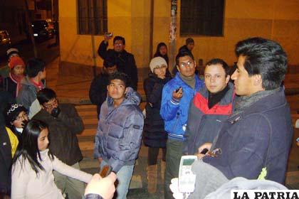 Maurice Cazorla explica al grupo de excursionistas las leyendas e historias del casco viejo de Oruro