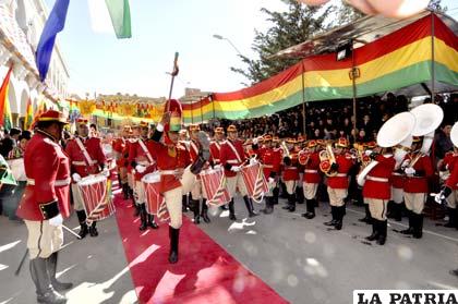 Presencia aplaudida de los integrantes del Regimiento 1 de Infantería Colorados de Bolivia