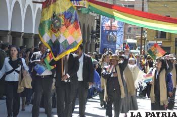 Senadores llegaron a Oruro para participar del desfile