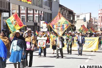 Delegaciones de diferentes ayllus desfilaron portando los símbolos patrios