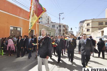 Funcionarios de Sedes en su homenaje a Bolivia