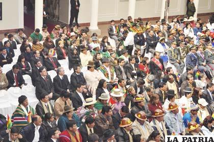 Autoridades y población escuchando el informe del Presidente al interior de la Gobernación de Oruro
