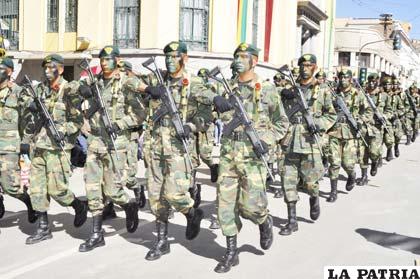 Regimiento Ranger de Challapata con su acostumbrada cara pintada en el homenaje cívico a los 187 años de fundación de Bolivia