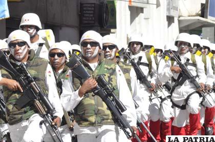 Efectivos del Regimiento Mejillones-2 asentados en Huachacalla, llegaron a la ciudad para rendir homenaje a Bolivia