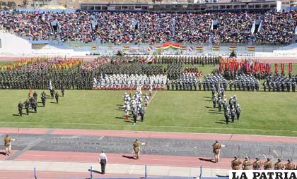 Impresionante despliegue de todas las unidades militares en la jura a la Bandera boliviana