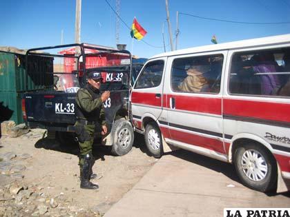 El minibús impactó contra el vehículo policial