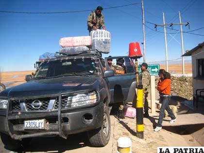 Efectivos del COA cargan la mercadería decomisada