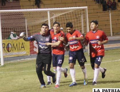 Hugo Suárez celebra el gol del empate que anotó de penal (foto: APG)