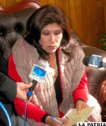 La alcaldesa Rossío Pimentel con los cheques en mano