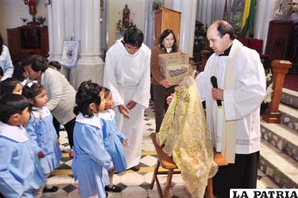 Niños del Kínder José Víctor Zaconeta frente a la Virgen de la Asunta