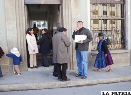 Los representantes venezolanos junto al fiscal Aldo Morales saliendo de la audiencia de medidas cautelares