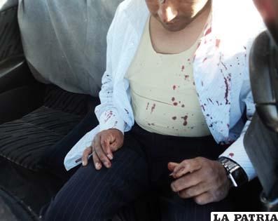 Las manchas de sangre en la ropa del herido reflejan la gravedad del suceso