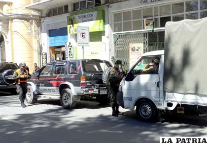 Efectivos policiales reparten las boletas de infracción