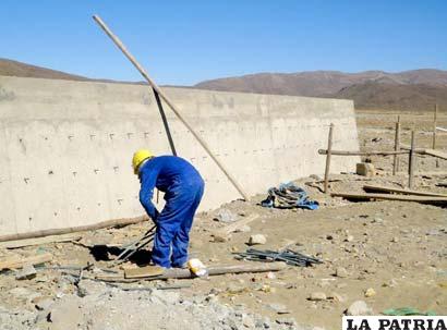 Construcción de muros defensivos en Machacamarca dentro el programa Cuenca Poopó