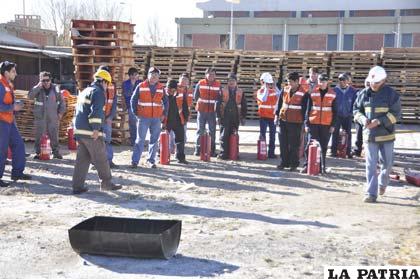 Trabajadores de Enalbo durante una capacitación contra incendios