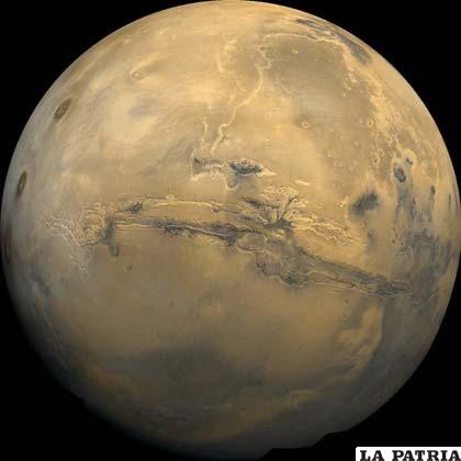 En el centro de la foto es posible ver el mayor abismo conocido del Sistema Solar. El nombre de Marte hace referencia al dios romano de la guerra. Y es la abundancia de óxido de hierro lo que le da un color característico al planeta rojo. Foto NASA/JPL/ University of Arizona