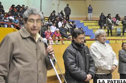 Juan Gironás junto a los dirigentes de futsal