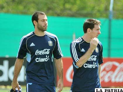Mascherano y Messi jugadores de la selección argentina (foto: foxsportsla.com)