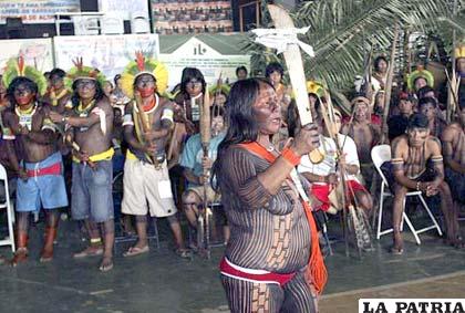 Indios Xingú protestan y se oponen a la construcción de la represa de Belo Monte, en Brasil