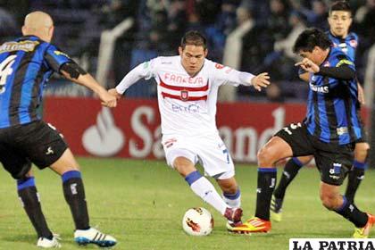 Vargas domina el balón, en el partido de ida en Uruguay (foto: foxsportsla.com)