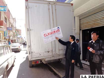 El gerente de Impuestos Nacionales Regional Oruro, Fedor Ordóñez, muestra el camión clausurado