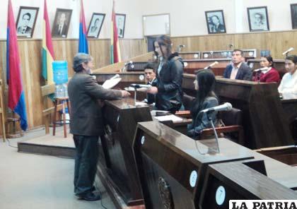 El rector Medinaceli entrega el credencial a una becaria del Criscos