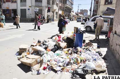 Falta educación ciudadana para erradicar la basura de las calles