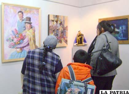 Artistas cochabambinos exponen sus obras en el salón de arte “Valerio Calles”