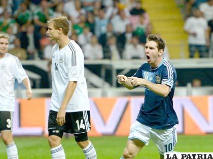 Messi celebra el gol que convirtió ante los alemanes (foto: foxsportsla.com)