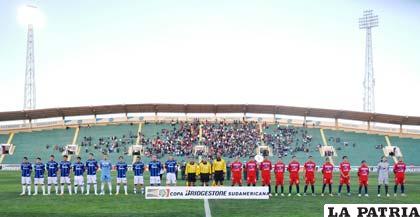 Los equipos de Liverpool y Universitario en la previa al partido jugado en el Patria (foto: APG)