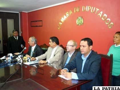 La bancada de la oposición pide al presidente dejar de dividir al país /redactuandobolivia.com