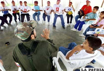 Niños de todas las edades son reclutados por las FARC para ser parte de sus patrullas /infosurhoy.com