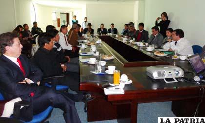 Personal del BCB brindó el informe a representantes de entidades locales 