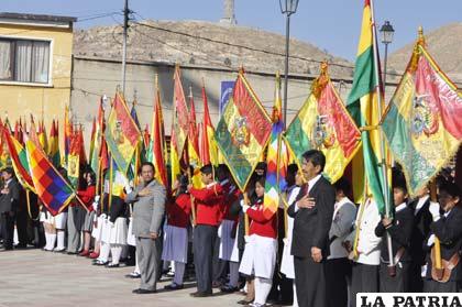 Estudiantes rindieron homenaje a la Bandera Nacional