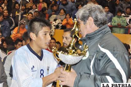 Saavedra el capitán de Oruro recibe el trofeo de campeón