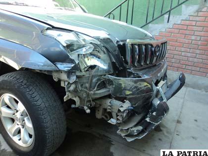 Los daños materiales en el vehículo oficial son de relativa consideración