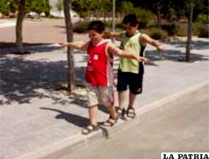 Los niños no deben jugar sobre los bordes de las aceras ya que pueden sufrir accidentes