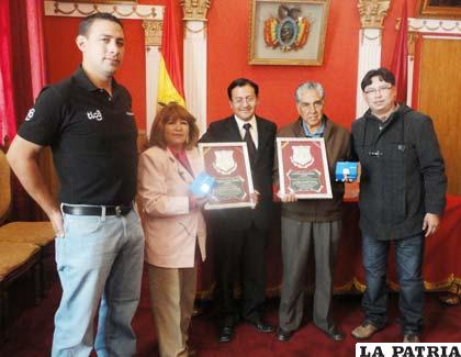 Los dos ciudadanos recibieron premios de la empresa Tigo 