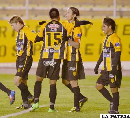 Jugadores de The Strongest con la ilusión de ganar a La Paz FC (foto: APG)