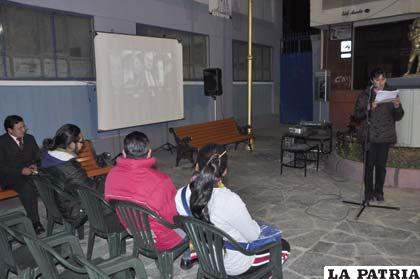 Jóvenes poetas se apoderaron de la noche orureña