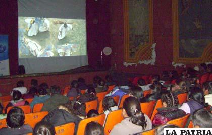 En el segundo día de exhibición de la película “Insurgentes” el Palais Concert se llenó