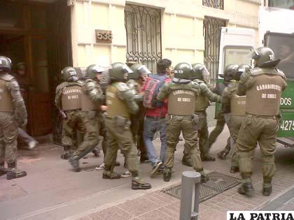 Desalojan a estudiantes que exigen educación gratuita /larebeldiadelosinmigrantes.blogs
