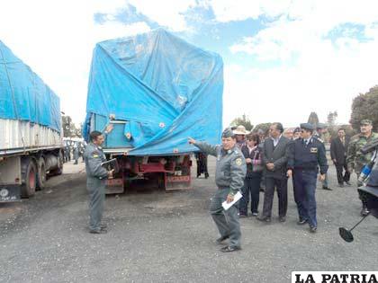 El general Massy muestra uno de los camiones que fue incautado meses atrás