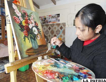 Sonia Guzmán en su taller pintando un bodegón