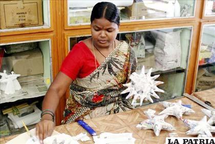 Una mujer realiza un trabajo con papel maché en los talleres que la Fundación Vicente Ferrer tiene en Anantapur, para discapacitadas 