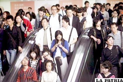 Una estación de metro abarrotada en Shanghái (China)