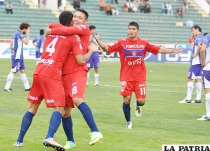 Ricardo Braz y Eduardo Fierro celebran el gol de Universitario (foto: APG)