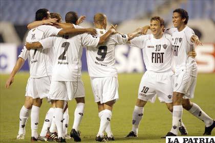 Jugadores de Atlético Mineiro celebran el triunfo ante Botafogo (foto: prensalatina.com)