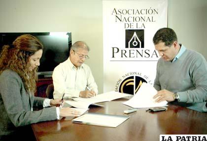 El momento de la firma de convenio para establecer el premio de
Periodismo en Responsabilidad Social
